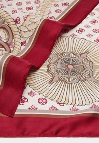 Patronen zijden sjaal met een rode rand en ingewikkelde bloemmotieven in beige, bruin en goud, met gedetailleerde texturen en vormen.