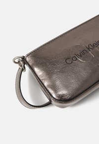 Calvin Klein Jeans SCULPTED SHOULDER POUCH TUM - Käsilaukku - gunmetal