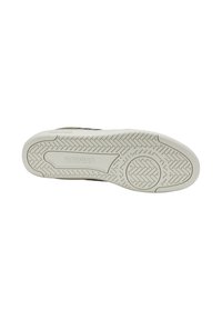 Schwarze Sneaker-Sohle aus strukturiertem weißem Gummi mit einem Fischgrät-Profil und dem eingeprägten "K-Swiss"-Logo auf der Seite.