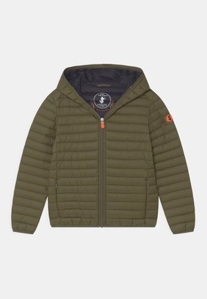 Veste isolante vert olive avec capuche, design matelassé, fermeture éclair à l'avant et accents orange sur la fermeture éclair et le logo sur la manche. Légère et sans produits d'origine animale.
