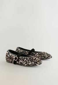 Schwarze flache Schuhe mit einer spitzen Zehenpartie und strukturiertem Stoff, verziert mit roségoldenen, floralen Pailletten. Mit einem schwarzen Knöchelriemen und einer Schnalle.
