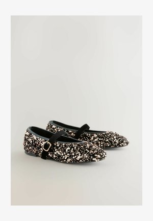 Czarne płaskie buty z ostrym noskiem i teksturowanym materiałem ozdobione różowozłotymi, kwiatowymi cekinami. Posiadają czarny pasek na kostce z klamrą.