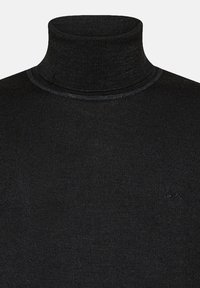 Maglione a collo alto nero realizzato in tessuto a costine, con una vestibilità aderente, una texture sottile e un piccolo dettaglio del logo nella parte bassa anteriore.
