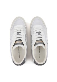 Zapatillas grises y blancas con un upper texturizado, detalles de cuero suave y cordones planos. Logotipo de la marca visible en la plantilla.