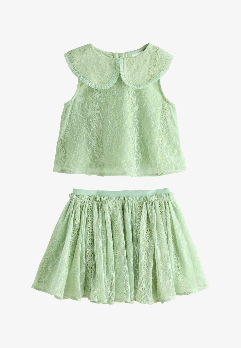 Haut sans manches en dentelle vert menthe avec grand col arrondi et jupe assortie en dentelle froncée avec taille élastique.
