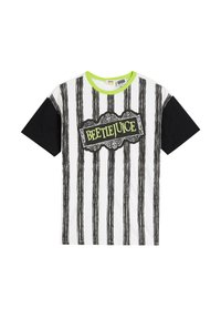 Kortärmad t-shirt med svarta ränder på vitt tyg, svarta ärmar och en grön krage. "BEETLEJUICE" tryck i svart och gult.