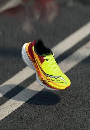 Saucony ENDORPHIN AZURA - Hardloopschoenen voor op de weg - citron/black