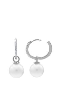 Silberne Creolen mit glänzender Oberfläche, die eine hängende weiße Perle und eine Reihe kleiner klarer Steine entlang des Creolenrings zeigen.