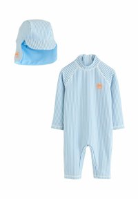 Salopette da mare a righe azzurro chiaro con maniche lunghe e colletto alto, abbinata a un cappello da sole coordinato con visiera e grafica di sole arancione.