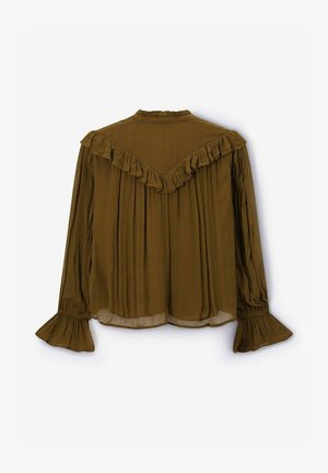 Blouse vert olive avec un empiècement volanté, manches longues à poignets évasés, et tissu texturé et fluide dans une coupe décontractée.