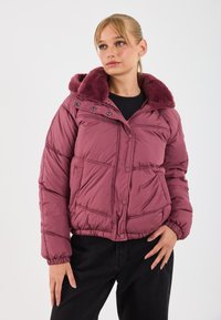 Pufferjack in mauve stof, met een gevoerde capuchon van nepbont, drukknoopsluiting, elastische manchetten en een boxy silhouet met gestikte panelen.