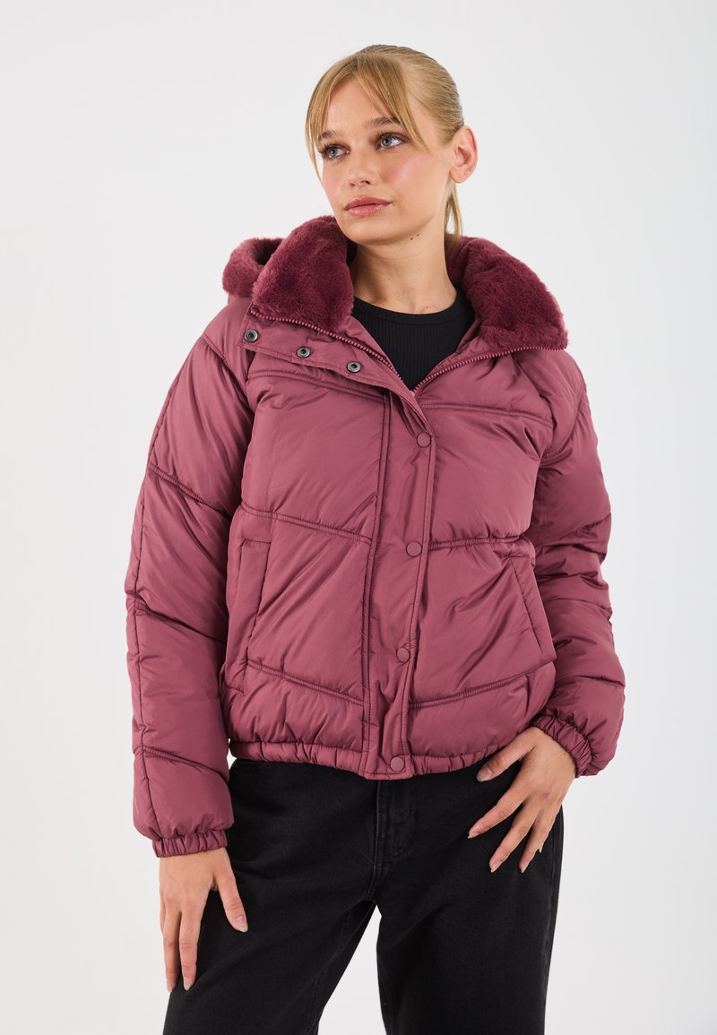 Pufferjack in mauve stof, met een gevoerde capuchon van nepbont, drukknoopsluiting, elastische manchetten en een boxy silhouet met gestikte panelen.