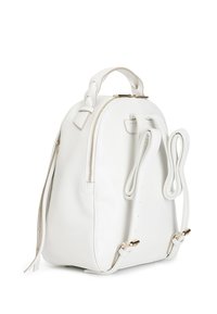 Zaino in ecopelle bianca con forma arrotondata, chiusura con zip, manico superiore e due spallacci regolabili. Presenta dettagli in metallo color oro.