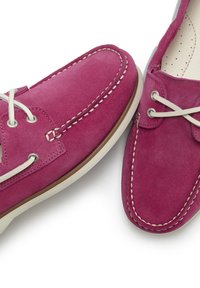 Fuschia Wildlederschuhe mit weißen Nähten und Schnürsenkeln, mit einer runden Zehenform und sichtbaren Innensohlenperforationen, die für Komfort ausgelegt sind.