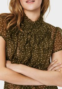 Saint Tropez LILJA DREA SS - Pogājama blūze - army green dot