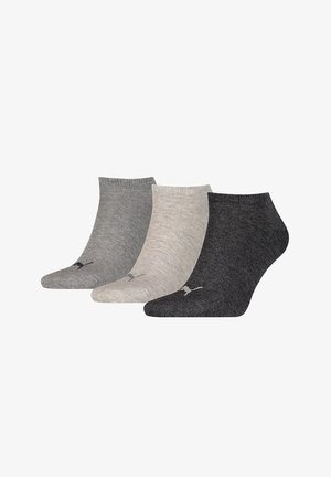 Tres pares de calcetines tobilleros en diferentes tonalidades: gris oscuro, gris claro y beige. Cada calcetín presenta un puño acanalado y un detalle de logo.