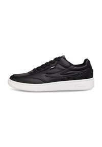 Sneaker in pelle sintetica nera con design perforato, suola piatta in gomma bianca e lacci neri. Presenta un logo minimalista sul lato e sul retro.