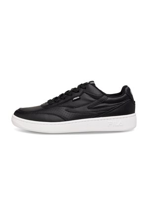 Sneaker in pelle sintetica nera con design perforato, suola piatta in gomma bianca e lacci neri. Presenta un logo minimalista sul lato e sul retro.