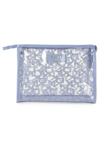 Bolsa de cosméticos transparente con un zipper azul claro. Presenta un interior blanco con un patrón geométrico azul y una etiqueta del logo de DKNY.