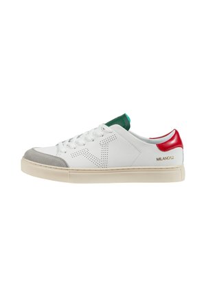 Witte lage sneaker met grijze neuskap, groene tong, rood hielaccent, geperforeerd zijlogo, beige zool en gouden tekst "MILANO 1.2" bij de hiel.