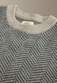 Unselected, mono herringbone