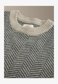 Unselected, mono herringbone