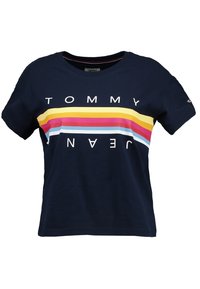 Camiseta de algodón azul marino de manga corta, con llamativas rayas horizontales en amarillo, rosa y azul, y el texto "TOMMY JEANS" en blanco.