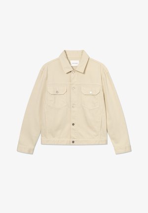 Bež kavbojska jakna z gumbi, z dvema sprednjima žepoma z zaponko in dolgimi rokavi, položena ravno na belem ozadju.