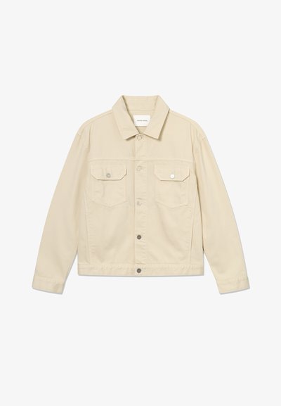 Smėlio spalvos džinsinė striukė su sagomis, dviem priekinėmis kišenėmis su atvartais ir ilgomis rankovėmis, išdėstyta ant baltos fono.