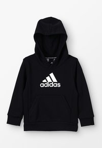 Czarna bluza z kapturem wykonana z miękkiego materiału, z przednią kieszenią kangurką i białym logo Adidas na piersi.