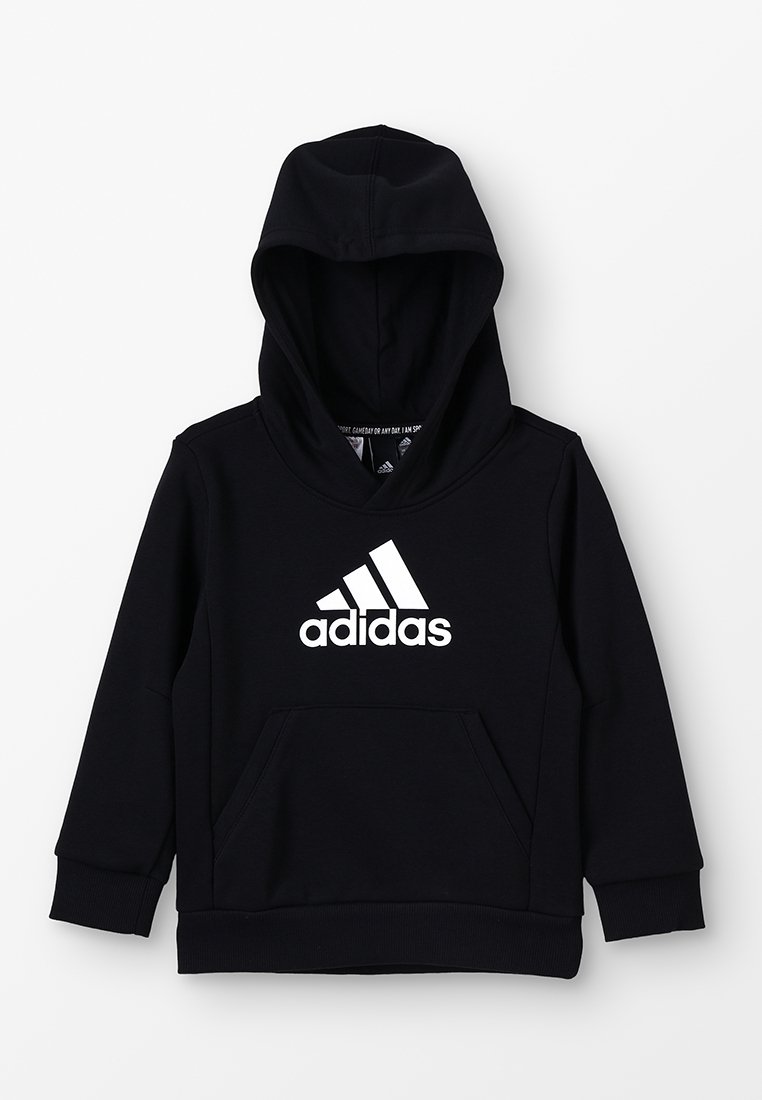 Czarna bluza z kapturem wykonana z miękkiego materiału, z przednią kieszenią kangurką i białym logo Adidas na piersi.