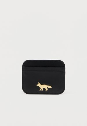 Sort læder kortholder med guldfarvet rævlogo. Har fire kortslots og en glat tekstur. Enkel, kompakt design med afrundede hjørner.
