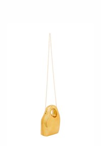 Gouden metallic handtas met een sculpturale vorm, voorzien van een bovenhandvat en een lange schouderband. Soepele ondergrond met een reflecterende afwerking.