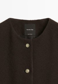 Donkerbruin gemêleerd stoffen jasje met ronde halslijn, twee goudkleurige blindgeperste knopen en een zwart label met de tekst Massimo Dutti gemaakt in Portugal.