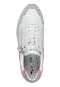 Basket blanche avec accents argentés, une bande corail et un devant à lacets. Comprend un matériau texturé et une semelle intérieure de marque.
