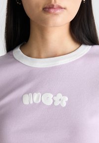 HUGO DALIA - Trükipildiga T-särk - light/pastel purple
