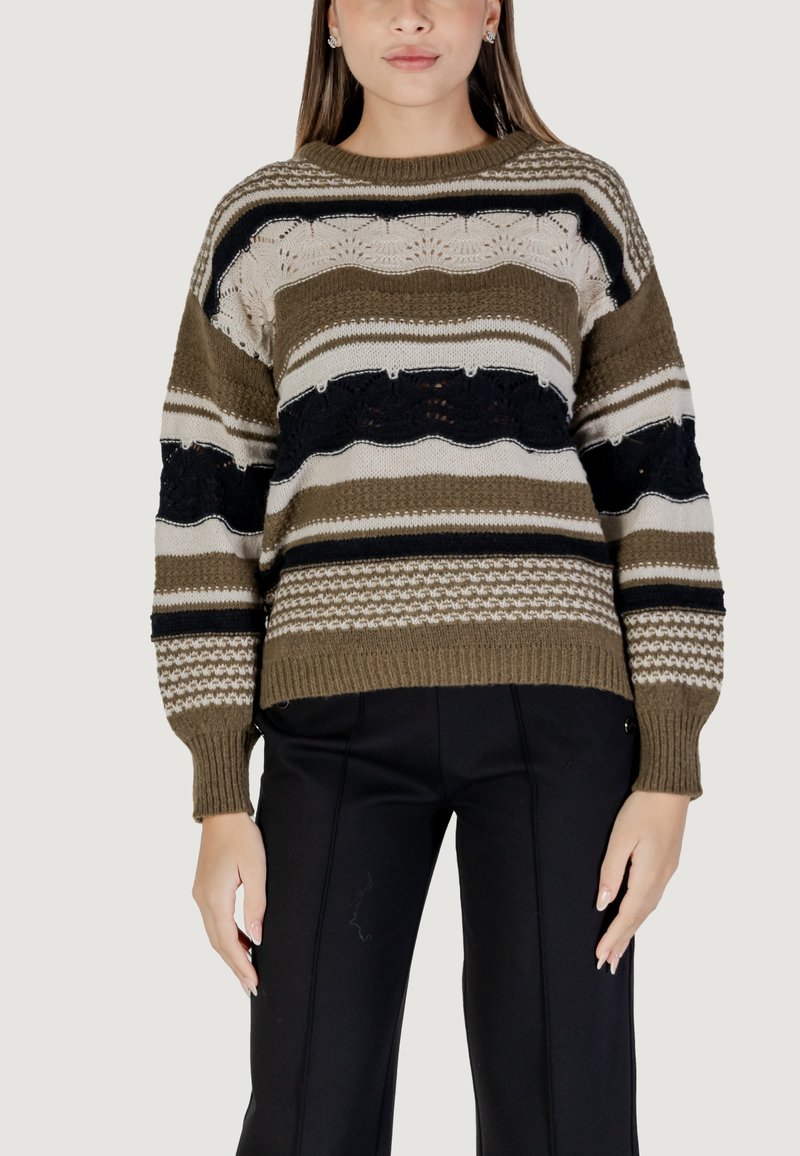 Maglione a righe oliva, crema e nero con orlo a coste; presenta intricati motivi a maglia e una vestibilità relax.