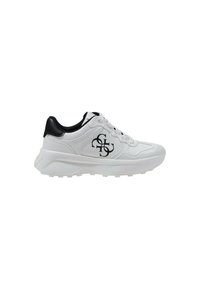 Basket blanche avec des accents noirs, tige en cuir lisse, fermeture à lacets, détail du logo sur le côté et semelle blanche texturée avec traction.