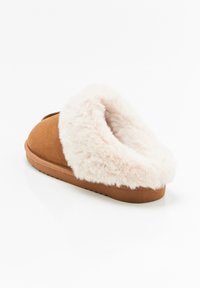 Pantofole color nocciola con un morbido colletto in pelliccia sintetica rosa, forma arrotondata e fondo testurizzato per una buona aderenza. Realizzate in materiale simile alla pelle scamosciata.