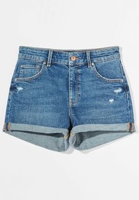 Shorts in denim di blu medio con orlo arrotolato, caratterizzati da dettagli strappati, due tasche frontali e chiusura con bottone in vita.