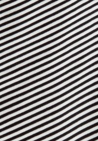 Schwarz-weiß gestrefter Stoff mit horizontalen Linien unterschiedlicher Dicke, einer glatten Textur und leichtem Glanz.