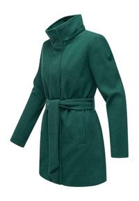 Grüner, taillierter Mantel aus weichem Material, mit hohem Kragen, langen Ärmeln, tailliertem Bund und seitlichen Taschen.