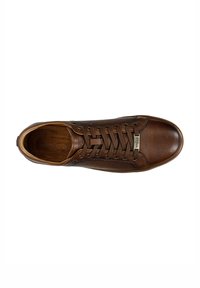 Braune Ledersneaker mit strukturierten Oberflächen, runder Zehenpartie, Schnürsenkeln und einem seitlichen Perforationsdesign. Verfügt über eine Metall-Logo-Plakette in der Nähe der Schnürsenkel.