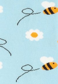 Lichtblauwe stof met witte en gele madeliefjes en zwart-gele bijen met kronkelende vluchtsporen.