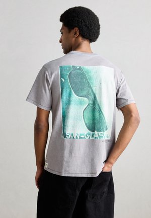 BASQUIAT FRONT AND BACK ARTWORK RELAXED FIT  - Nyomott mintás póló - steel grey