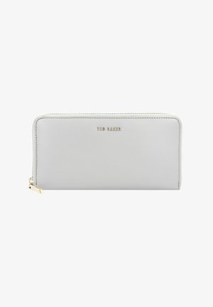 Cartera de cuero gris claro Ted Baker con cierre de cremallera alrededor, logo y cremallera en tono dorado sobre un fondo blanco.
