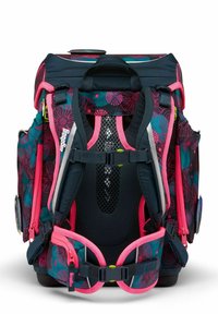 Zaino colorato con una base scura, motivo floreale, dettagli rosa, design ergonomico, pannello posteriore in rete, spallacci regolabili e multiple tasche.