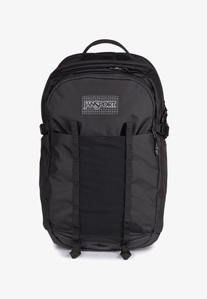 Schwarzer Jansport-Rucksack mit Tragegriff oben, vorderer Reißverschlusstasche, zwei vertikalen Gurten und seitlichen Kompressionsschnallen.