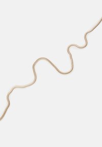 Collier chaîne serpent couleur or avec un design flexible et arrondi, présentant des surfaces lisses et une longueur continue et sans joint.