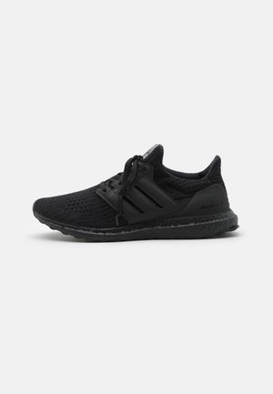 Czarny but do biegania Adidas z dzianą cholewką, sznurowaniem, teksturowaną podeszwą i bocznym panelem z trzema paskami, widoczny z lewego profilu.